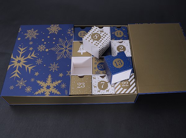 Bifold Magnetic Packaging for Calendar