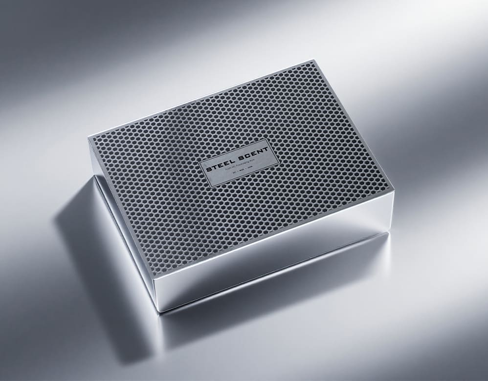 Closed grooming box with geometric cover pattern